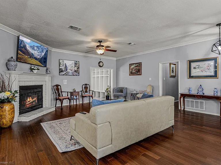 1531 Pickwick Ln — Photo 3