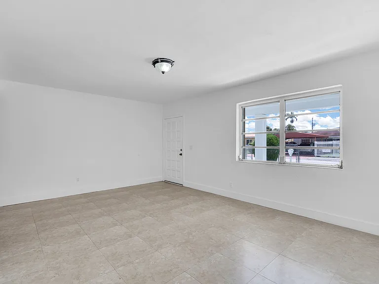 1040 SW 73rd Ct — Photo 7