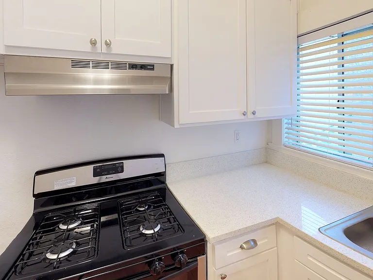 830 S Park View St — Photo 4