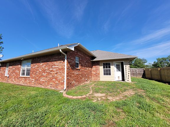 3rd image of 4018 Rosewood Pl