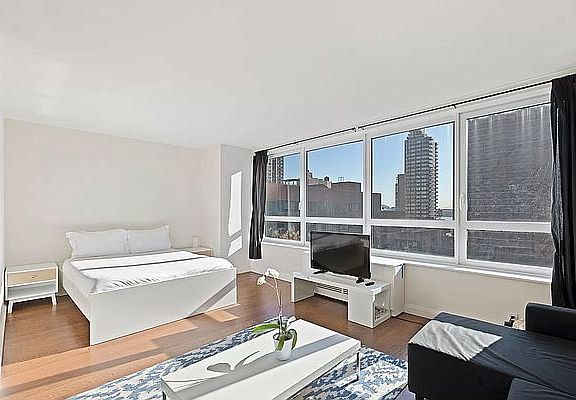 3rd image of 200 E 94th St APT 705