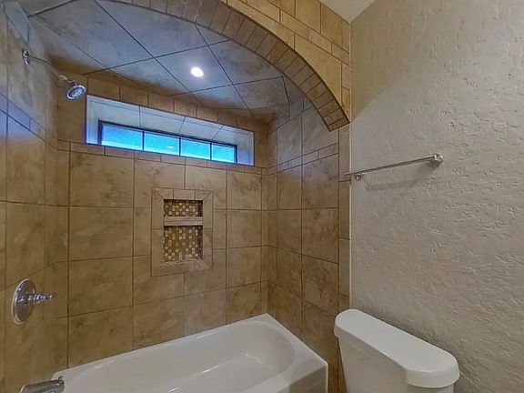 3rd image of 915 Wyndham Pl