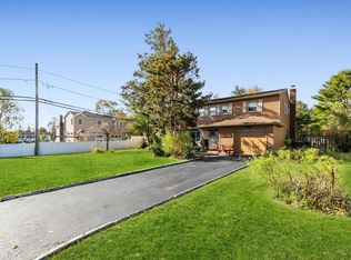 2 Crabapple Ln, Commack, NY 11725