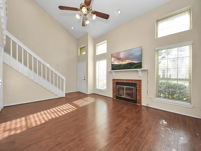 1022 Memorial Village Dr — Photo 8