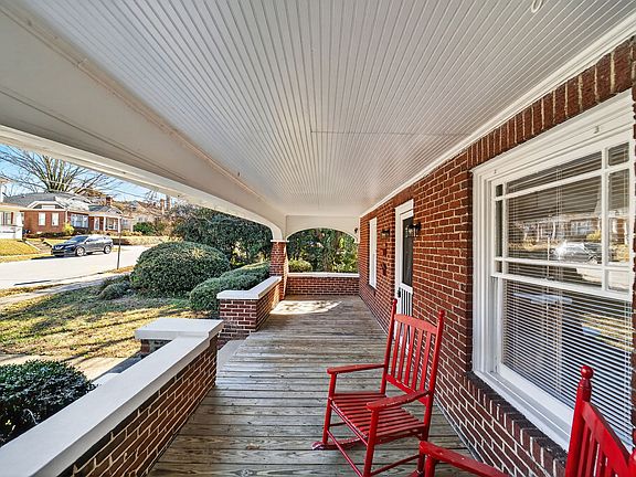 3rd image of 706 Mayflower Dr #A