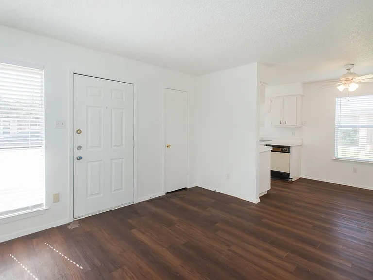 6000 Tracy Lynn Ln — Photo 2