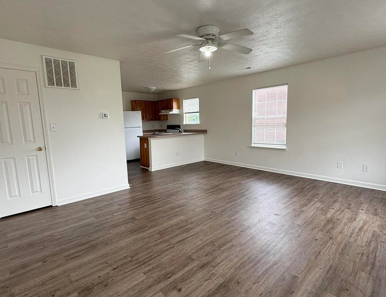 2 bed, 1.0 bath, 800 sqft, $995 — Photo 2