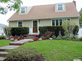 36 Parkview Cir S, Bethpage, NY 11714
