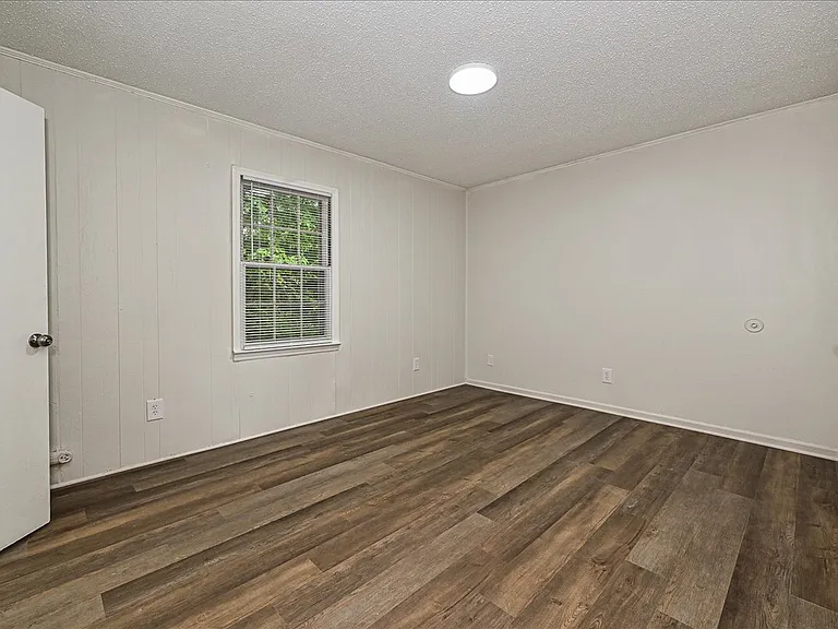 595 Betty St — Photo 8