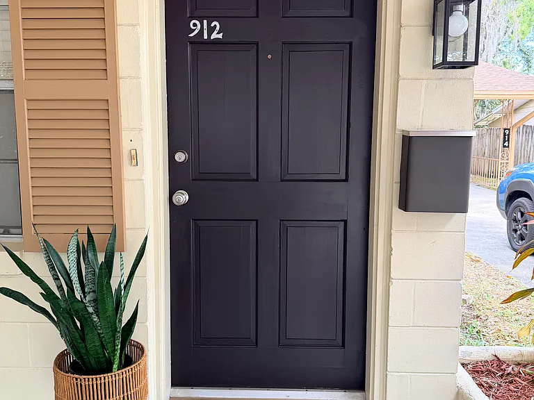 912 La Salle Ave — Photo 1
