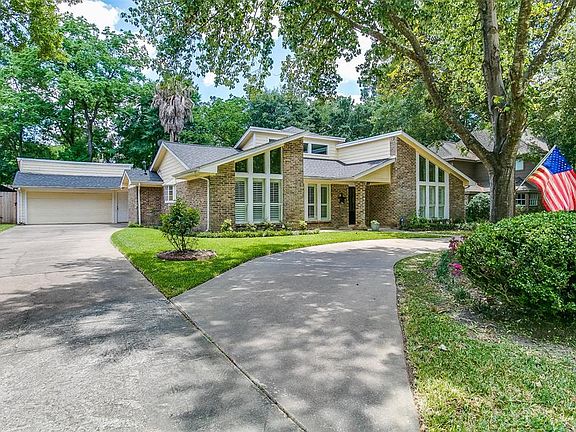 The circular drive gives plenty of parking space for your guests.