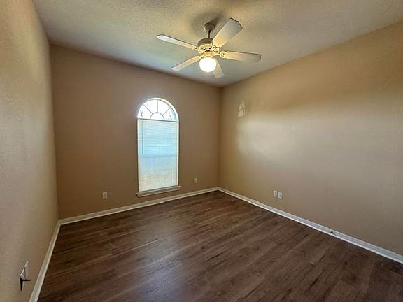 2nd image of 3072 Clydesdale Way