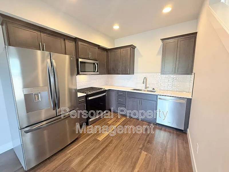 2 bed, 1.0 bath, 813 sqft, $1,795 — Photo 3