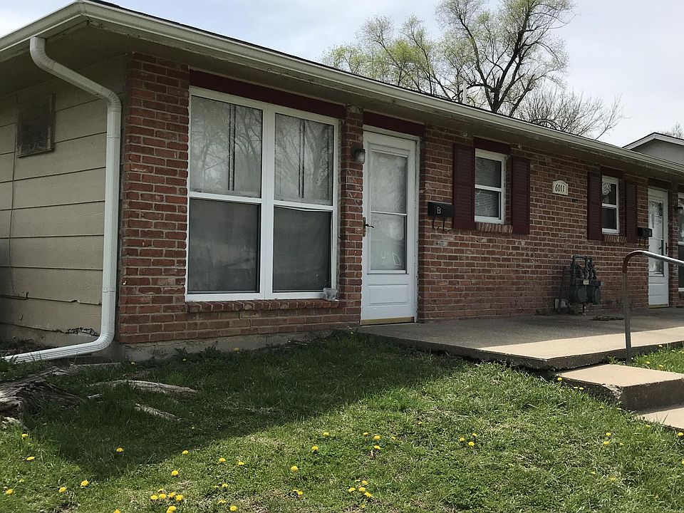 Fenced Yard   Lawns maintained