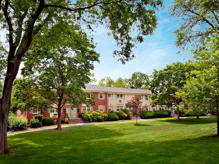 Rivercrest Apartments — Photo 15