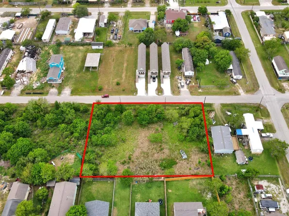 433 13th St, Dickinson, TX 77539