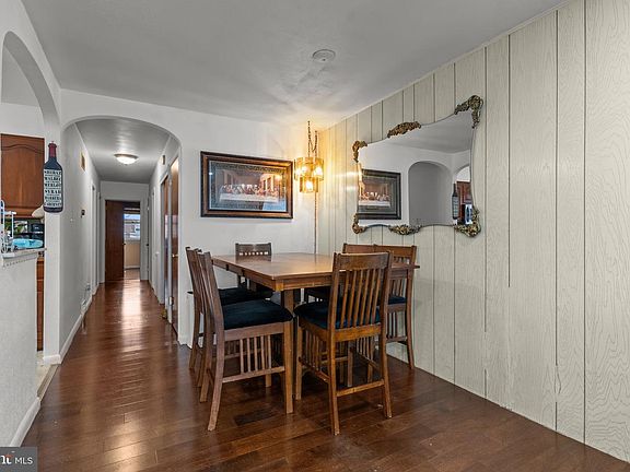 5th image of 1117 Surrey Rd
