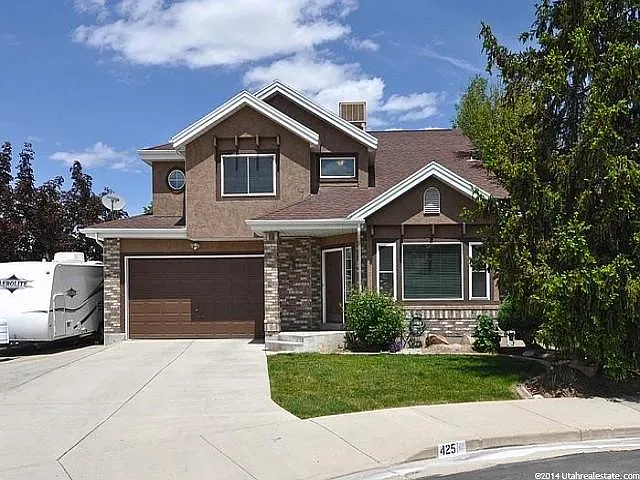 425 E Crown Pointe Dr — Photo 1