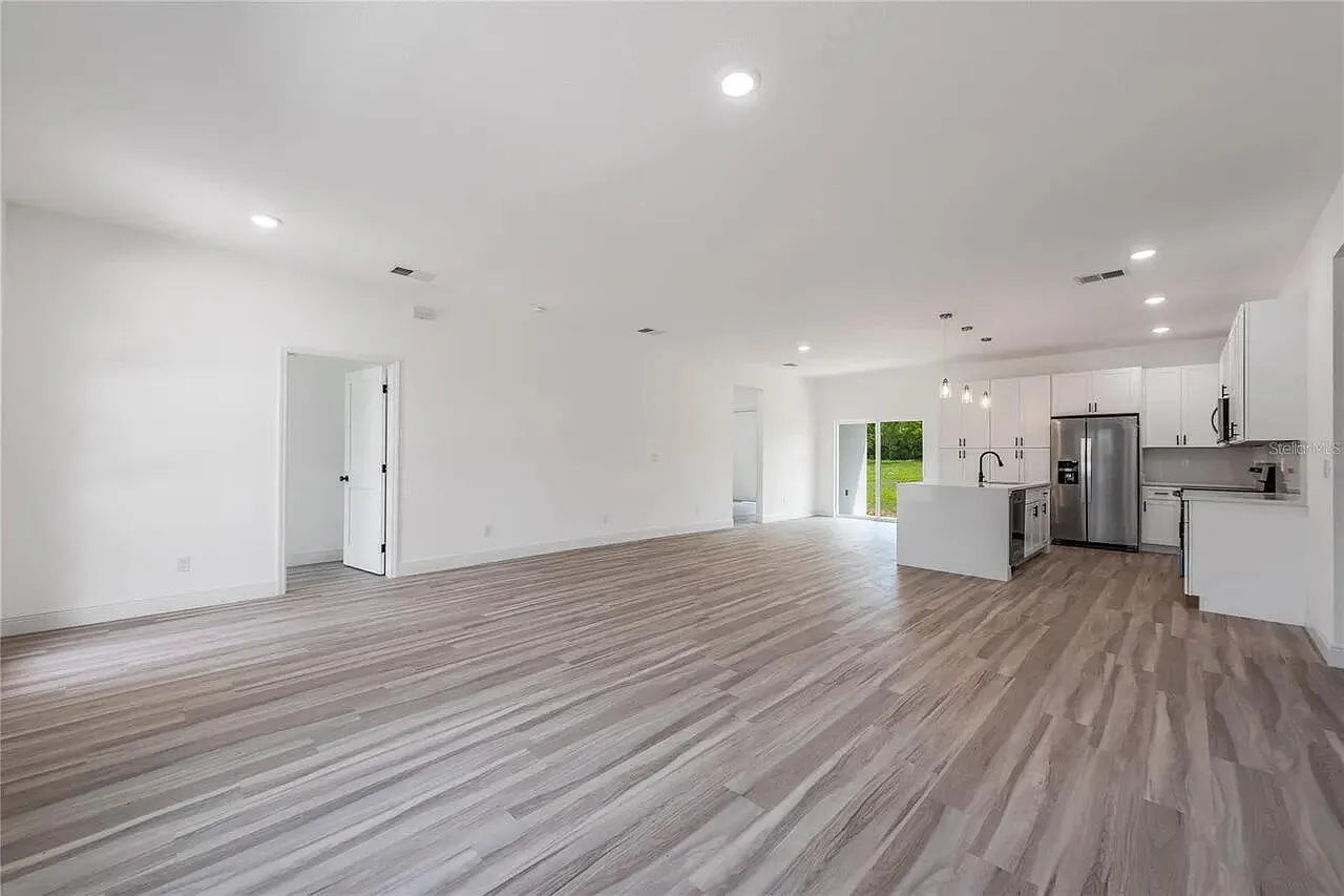 4 bed, 2.0 bath, 1916 sqft, $2,300 — Photo 3