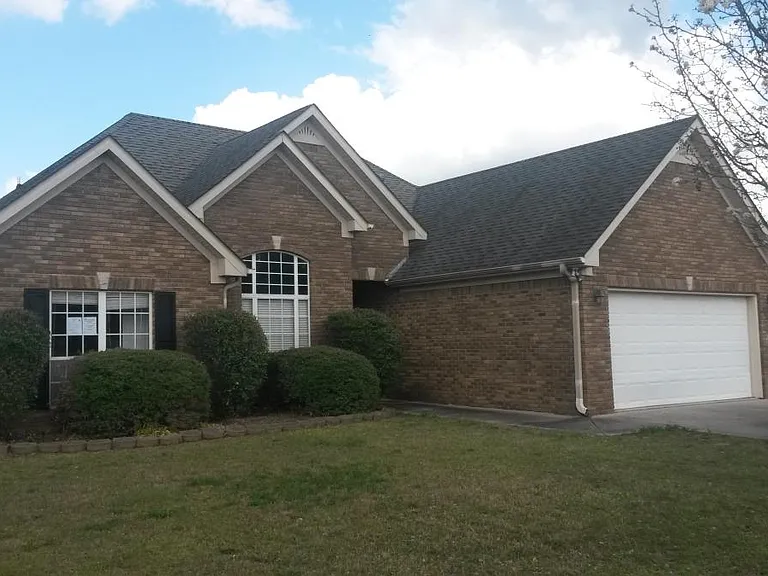 132 Churchill Dr — Photo 1