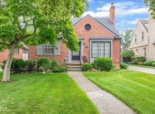 821 Lincoln Rd, Grosse Pointe, MI 48230