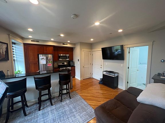 4th image of 469 Hanover St #5F