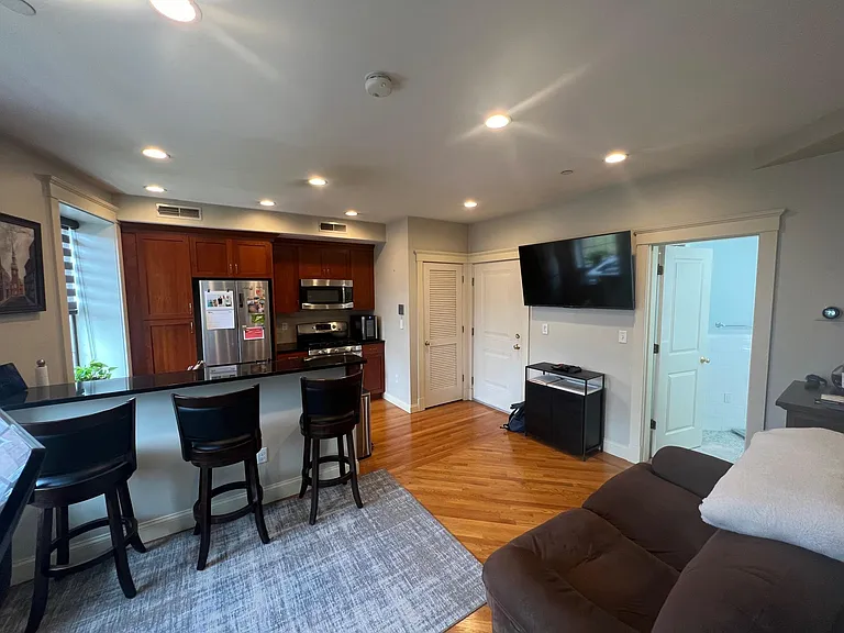 469 Hanover St #5F — Photo 4