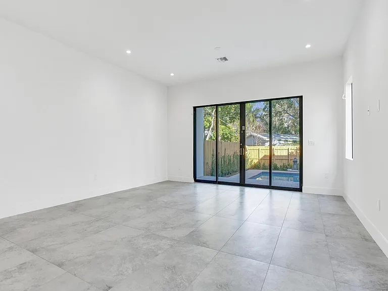 604 SW 7th Ave — Photo 12
