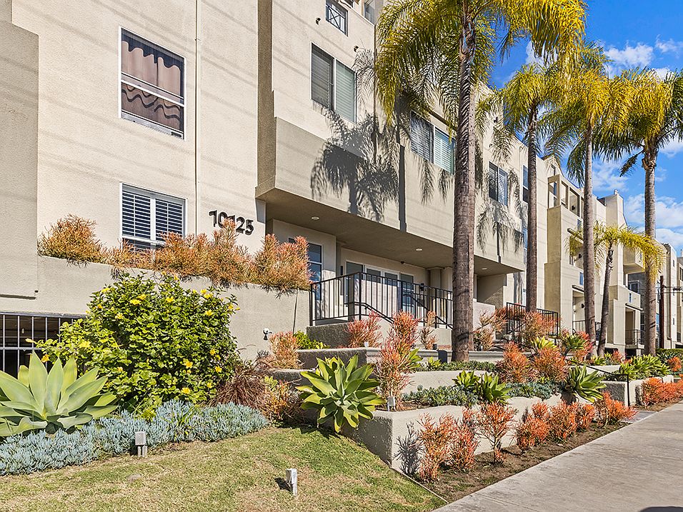 Entrance of Palms Court Apartments.