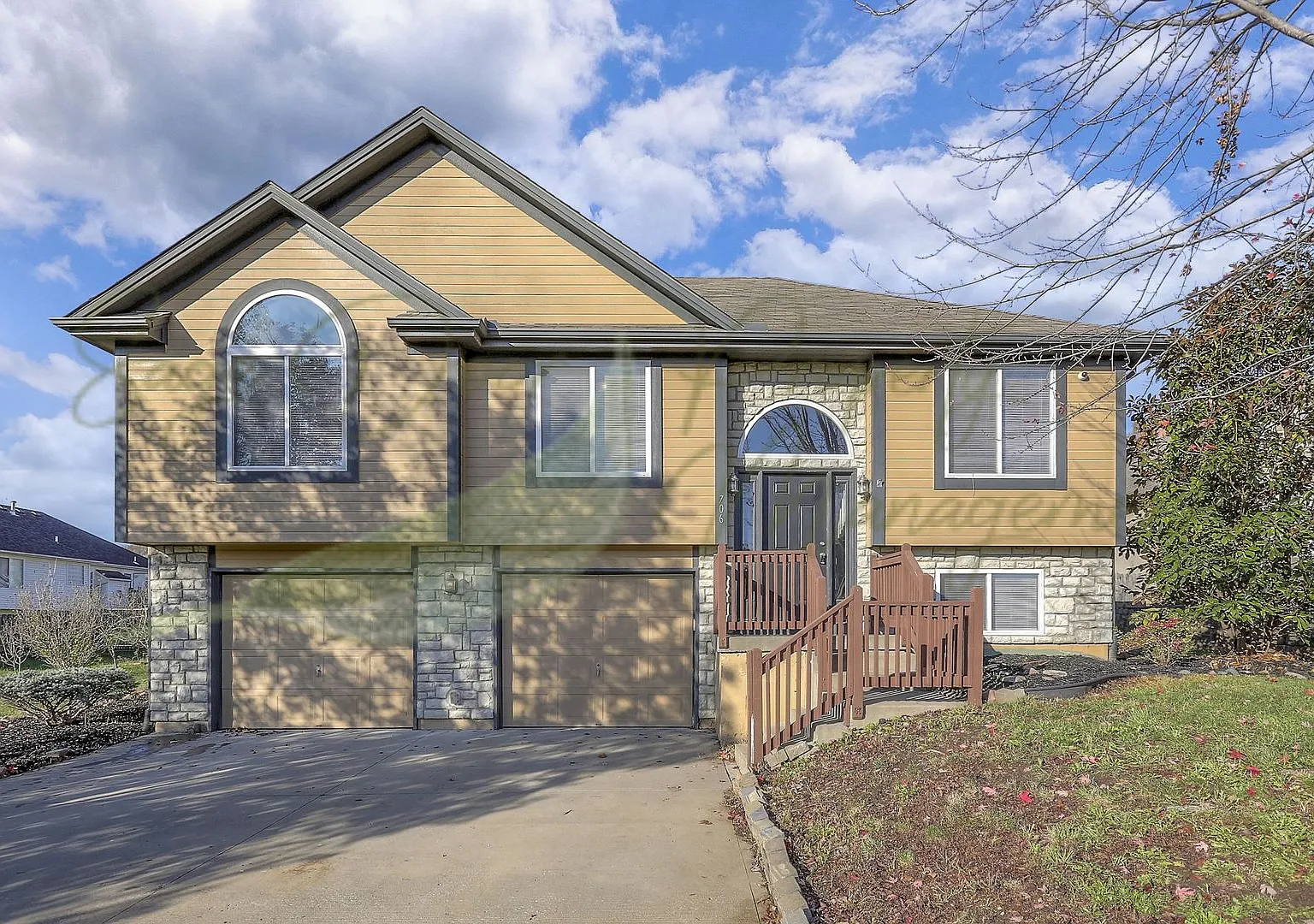 Spacious Split Level Home — Photo 1