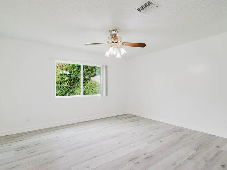 22515 Haynes St — Photo 24