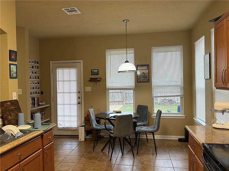 2925 McLaren Dr — Photo 7