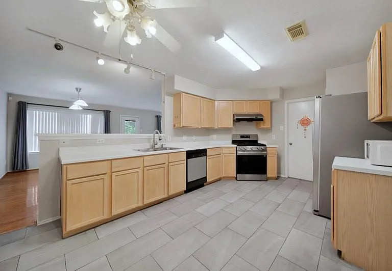 8016 Golf Green Cir — Photo 8