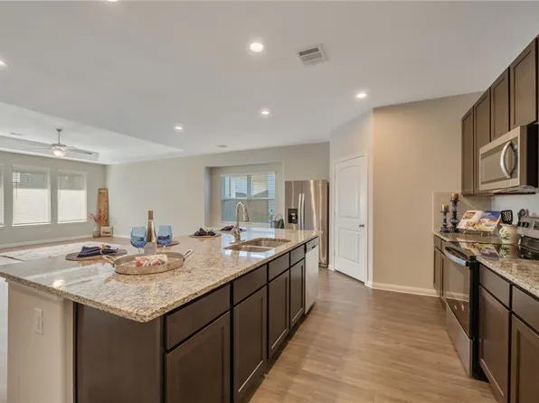 4704 Los Pines Way, Bryan, TX 77807