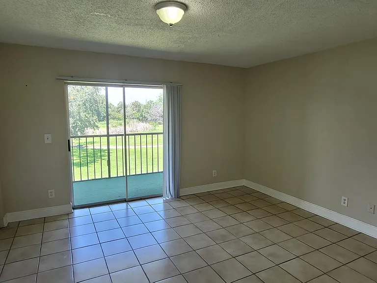 1523 Meadows Cir W — Photo 10