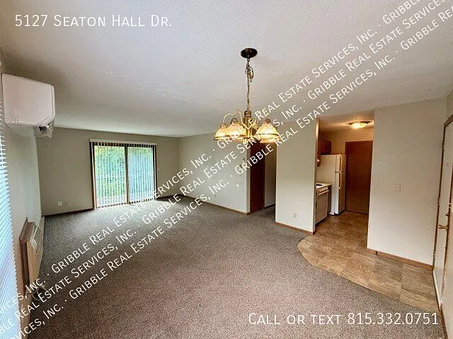 2 bedroom /1 bath upper apartment. Shared garage parking. — Photo 3