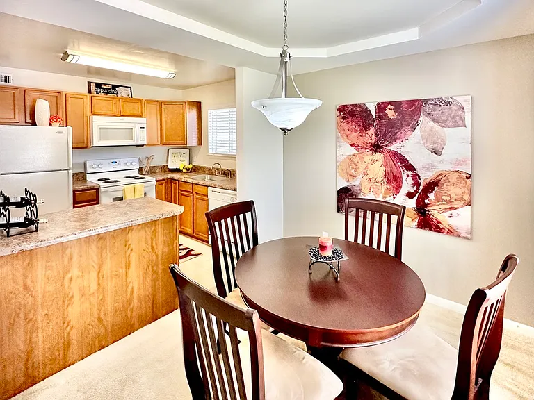 Windsor Lake Apartments — Photo 3