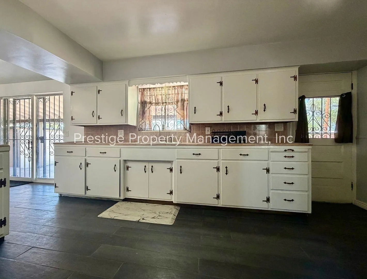 3 bed, 2 Bath Beauty Close to UA! — Photo 3