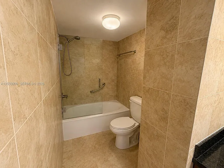 1000 Parkview Dr #415 — Photo 4
