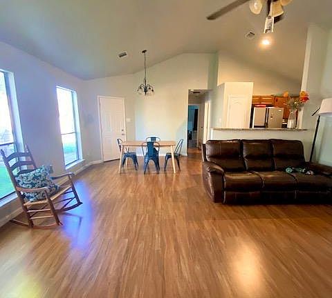 2nd image of 909 Sugarberry Dr