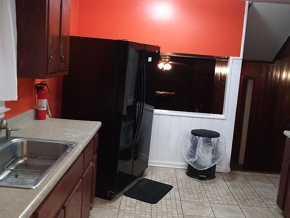 Kitchen - Tile floors