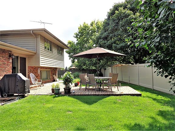 4th image of 305 Essex Ln