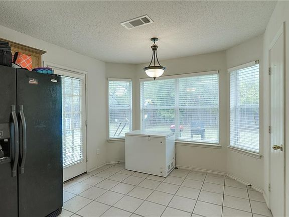 4th image of 810 La Sierra Ct