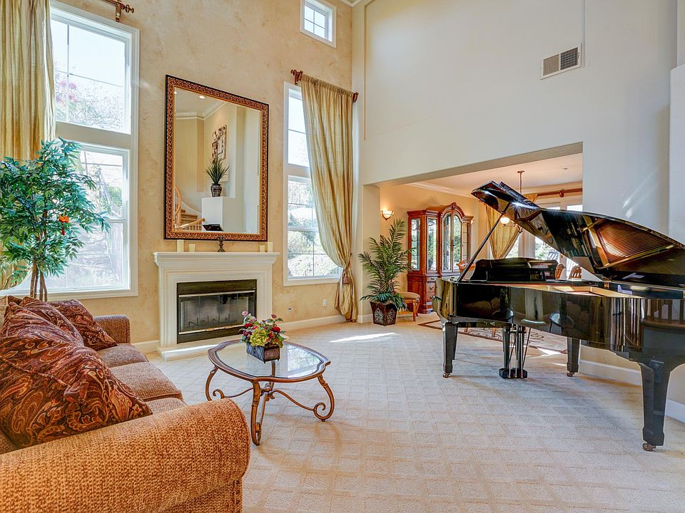 Magnificent Living Room with Grand Piano