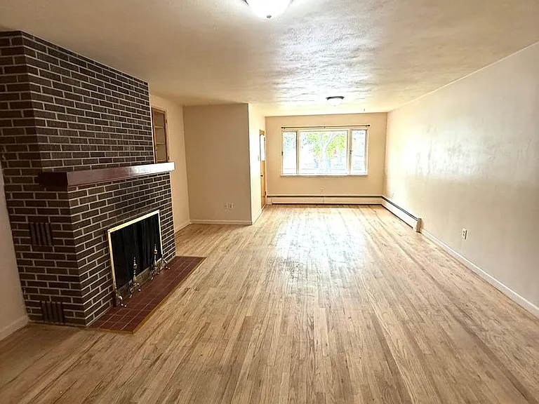 542 E 6th Ave — Photo 2