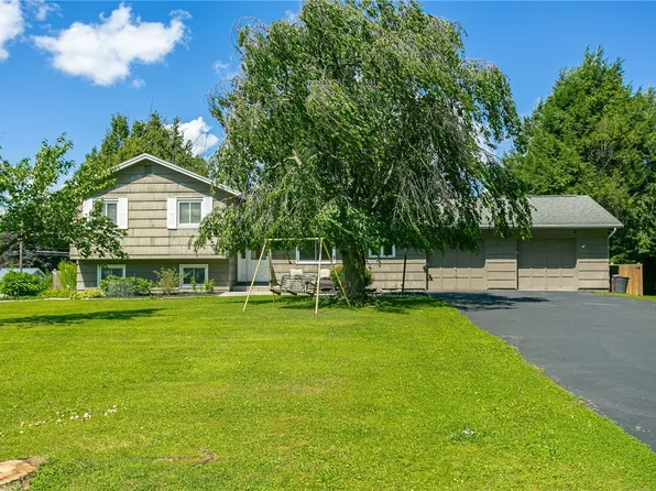 36 Fawn Ridge Rd, Henrietta, NY 14467