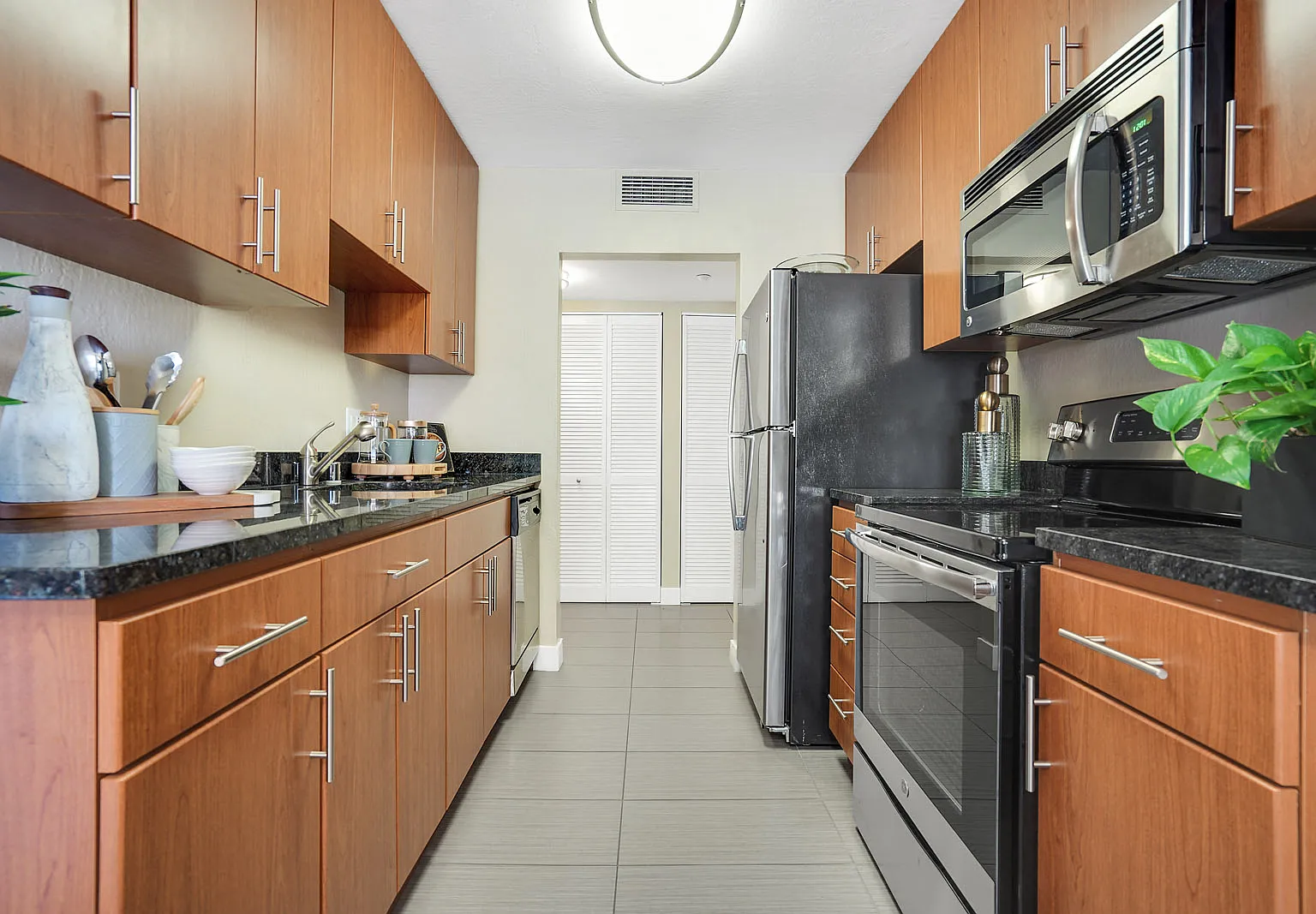 Americana Apartments — Photo 3