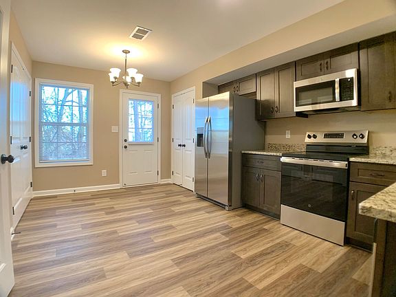 5th image of 3289 Tower Dr #F