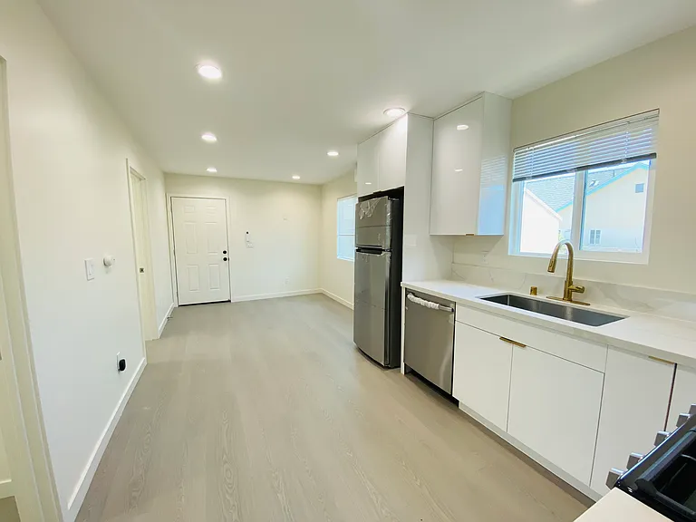 331 1/2 N Bushnell Ave — Photo 5