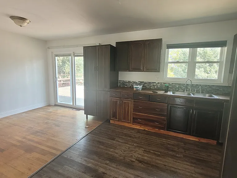 624 W 6th St — Photo 3